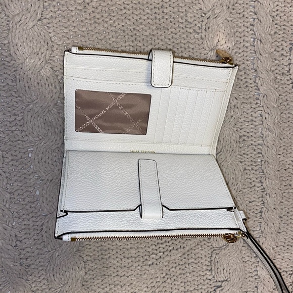 Micheal Kors Wallet - Picture 1 of 2